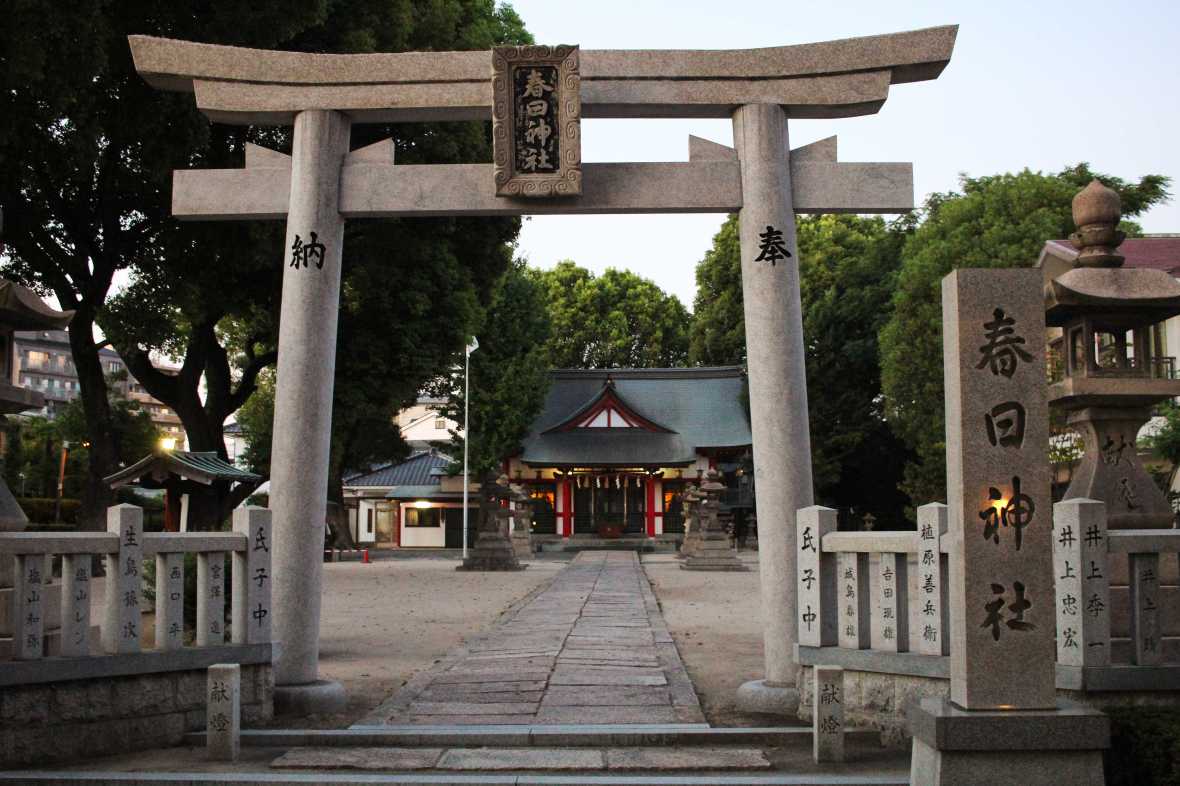 laurent ibanez derriere la colline louer un appartement au japon temple
